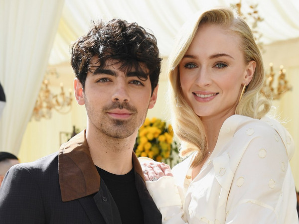 Joe Jonas và Sophie Turner tổ chức đám cưới bí mật ngay sau BBMAs