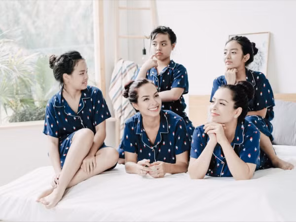 Chị em Thúy Hằng - Thúy Hạnh hạnh phúc bên các con trong bộ ảnh mới