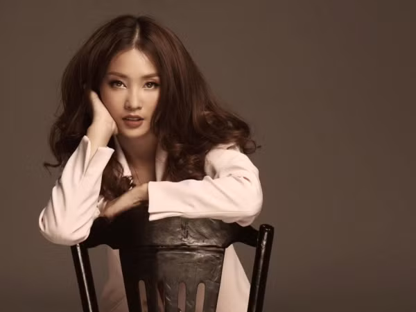 Khả Ngân lột xác, quyết tâm "xóa mác" hot girl bằng chuỗi dự án mới trong năm 2018