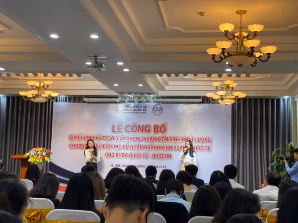 Khoa Quốc tế (ĐHQG Hà Nội) nhận chứng nhận kiểm định chương trình Kinh doanh quốc tế