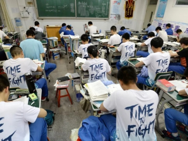 Chuyện lạ có thật: Tốn hơn 180 triệu đồng chỉ để... nhờ người chọn hộ trường ĐH