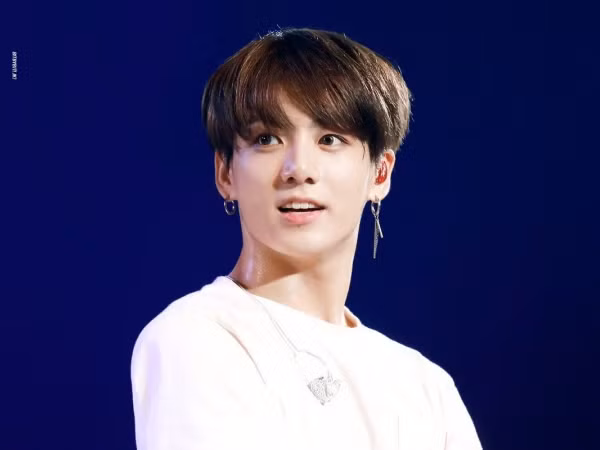 Jungkook (BTS) lại làm khán giả lịm tim vì một hành động nhỏ mà siêu chất