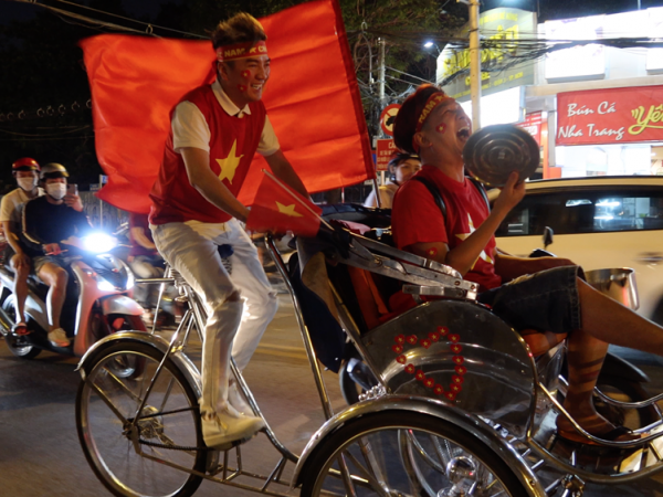 Ăn mừng chiến thắng của đội tuyển Việt Nam Vũ Hà – Đàm Vĩnh Hưng "đi bão" bằng xích lô