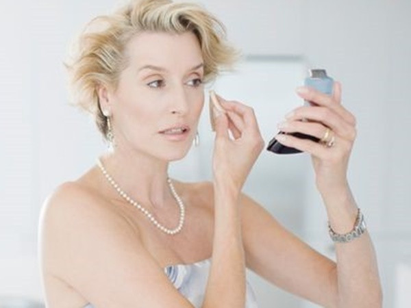 Đồ trang điểm chứa hóa chất ảnh hưởng đến nồng độ hormone của con gái