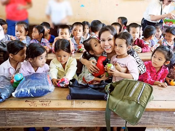 Sau liveshow, Việt Hương tiếp tục hành trình thiện nguyện
