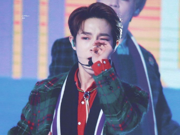 Bị chảy máu mũi, thành viên NCT vẫn hát nhảy bình thường trên sân khấu