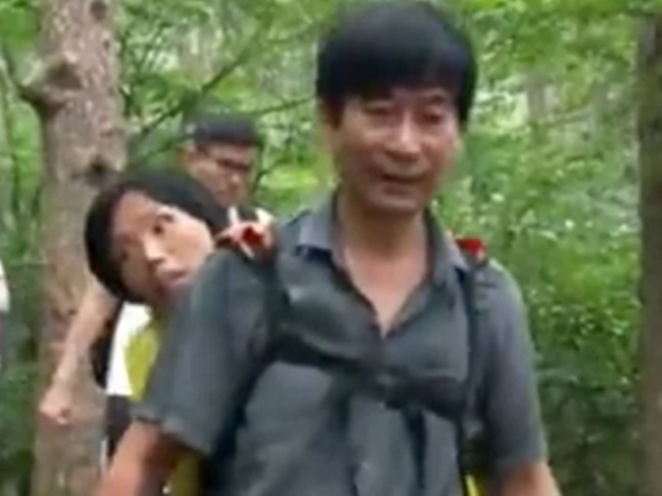 Cảm động người chồng cõng vợ tàn tật du lịch khắp nơi