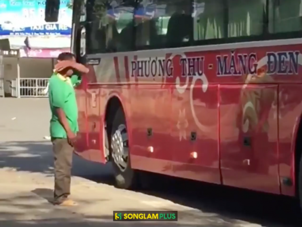 Cộng đồng mạng xúc động chia sẻ clip bố nước mắt sụt sùi tiễn con đi học xa