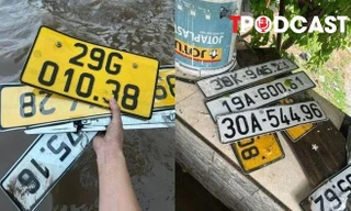 NÓNG 28/8: Người dân nháo nhác tìm biển số xe bị 'rụng' sau đợt mưa ngập ở Hà Nội