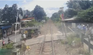 Cảnh tượng 'đứng tim' khiến lái tàu phải phanh khẩn cấp