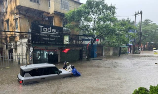 Hà Nội thành sông, giao thông tê liệt, người dân vẫn loay hoay tìm 'lối thoát'