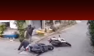 TP NOW: Người đàn ông đạp vào đầu cô gái sau va chạm giao thông