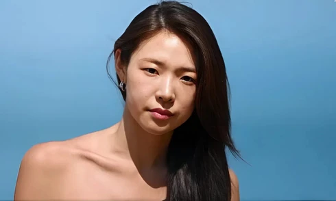 Nữ MC cúi đầu xin lỗi 