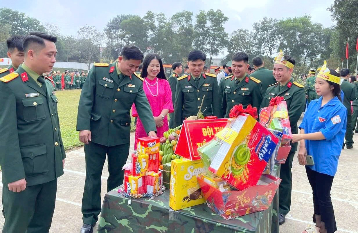 Hoạt động vui xu&acirc;n đ&oacute;n Tết tại Sư đo&agrave;n 324, Qu&acirc;n khu 4, x&atilde; Tam Th&aacute;i, Nghệ An