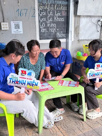 Màu áo xanh tới từng nhà tuyên truyền bầu cử