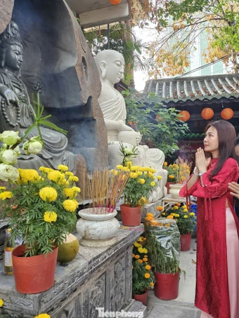 Sáng mùng 1 Tết, người Cần Thơ chen chân đi lễ chùa