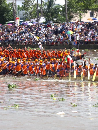 Người dân, du khách đầm mình xuống sông xem đua ghe ngo