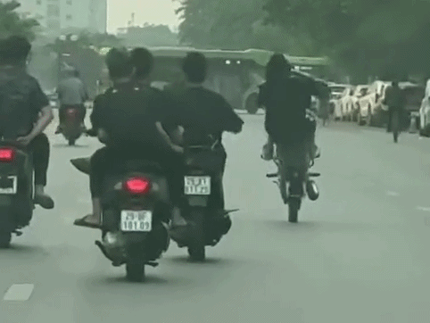 Hà Nội: Tóm gọn nhóm 'quái xế' lạng lách, 'bốc đầu' trên đường