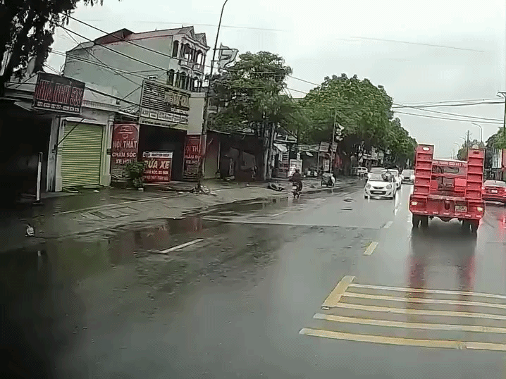 Clip gây sốc: Người đàn ông nằm trên capo ô tô đang chạy giữa phố Hà Nội