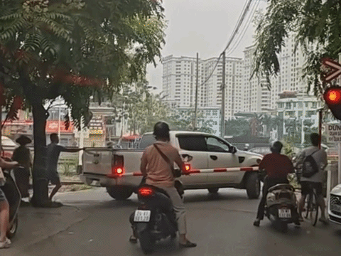 Hà Nội: Thót tim cảnh xe bán tải mắc kẹt khi cố vượt rào chắn tàu hỏa