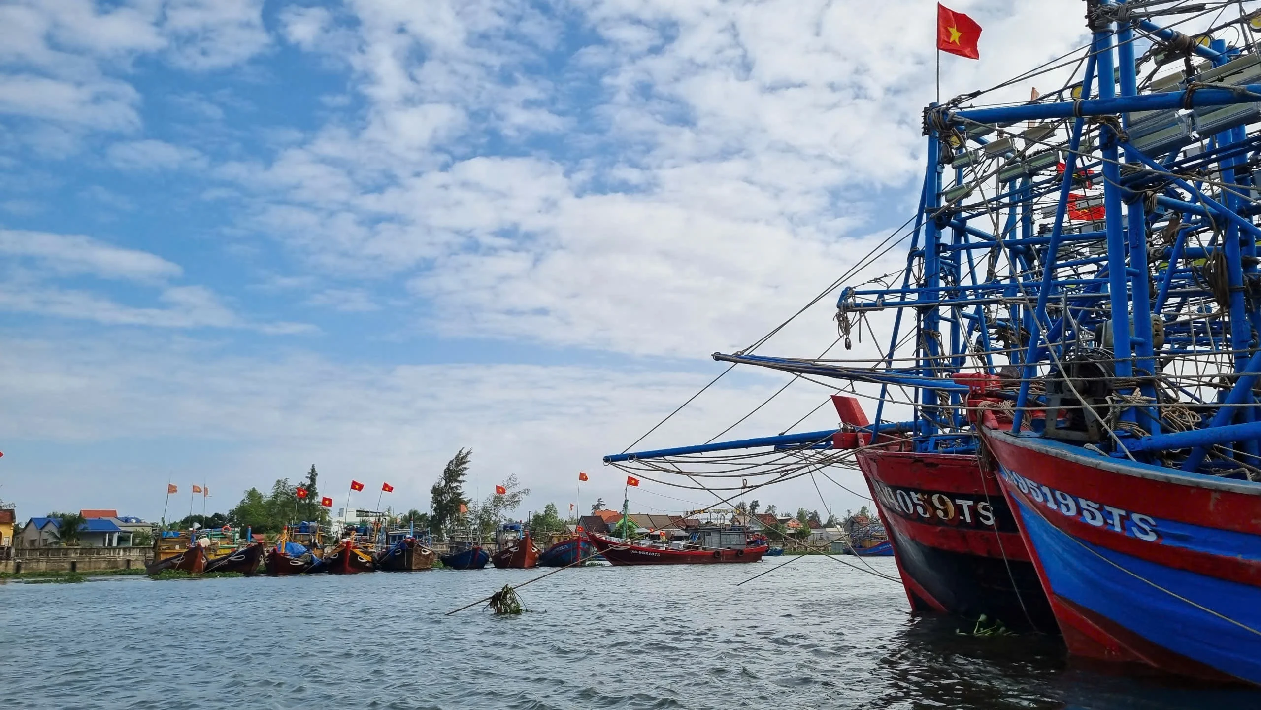 Hành Trình Sống Sót Và Vươn Lên Của Những Ngư Dân Bình Minh Sau Siêu Bão Chanchu
