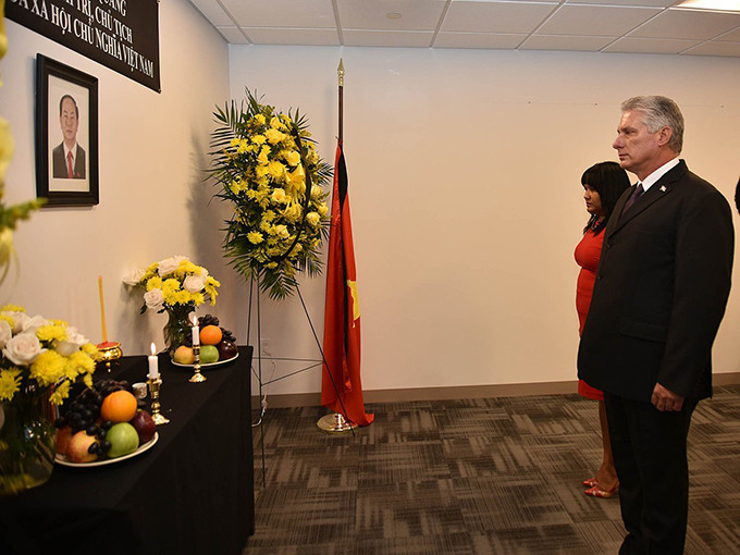 Hôm qua, Chủ tịch Cuba Miguel Diaz-Canel đã đến phái đoàn thường trực của Việt Nam tại Liên Hợp Quốc, New York, Mỹ để viếng Chủ tịch nước Trần Đại Quang. 