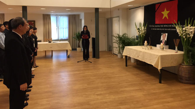 Đại sứ Ngô Thị Hòa đọc lời điếu và thắp hương tại Lễ viếng Chủ tịch nước Trần Đại Quang