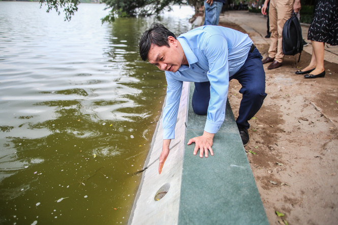Dùng 'bê tông trường tồn', bờ hồ Hoàn Kiếm vẫn cong mềm mại