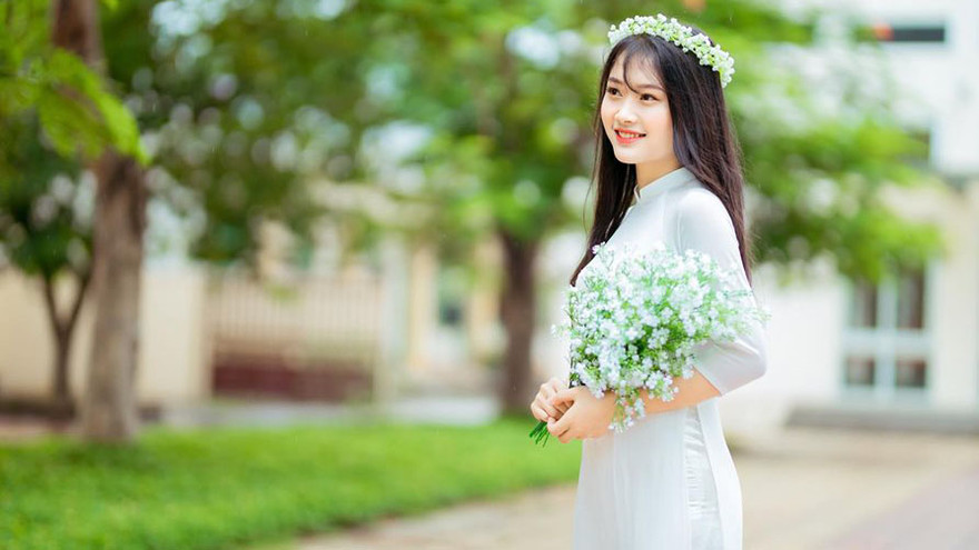 Ngô Thu Hường, học sinh lớp 12A3 trường THPT Vĩnh Chân, Hạ Hoà, Phú Thọ đạt 3 điểm 10 bài thi tổ hợp Khoa học xã hội. Ảnh: NVCC