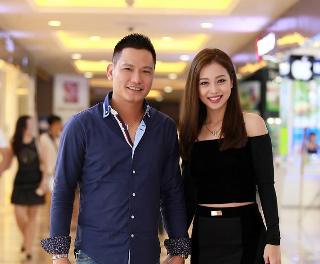 Jennifer Phạm gợi cảm sánh vai bên ông xã.