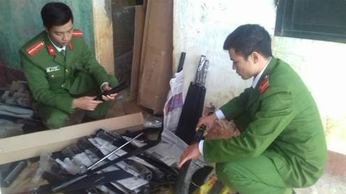 Kiểm đếm số hàng nóng nhập lậu từ biên giới. Ảnh: Minh Anh.