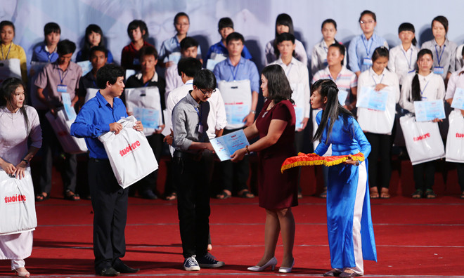 Trao 175 suất học bổng “Tiếp sức đến trường” cho tân sinh viên 