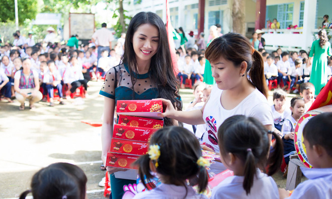 Phan Thị Mơ tặng quà trung thu cho các em thiếu nhi.