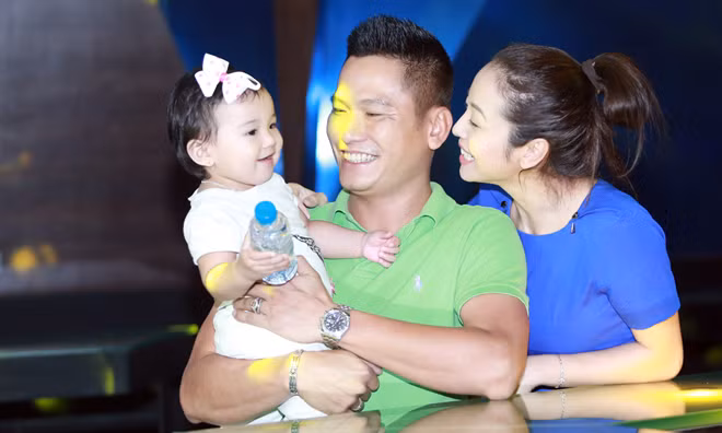 Vợ chồng Jennifer Phạm đưa con gái đi cúng tổ ngành sân khấu.