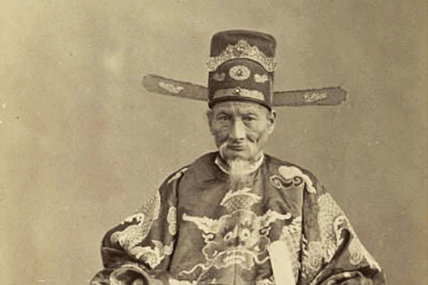 Tiến sĩ đầu tiên nào đến châu Âu, cuối đời tự tử vì để mất thành vào tay giặc?