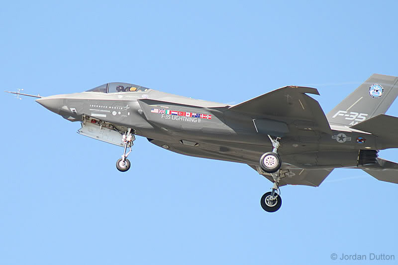 [VIDEO]: Chiến đấu cơ F-35C lần đầu hạ cánh tàu sân bay