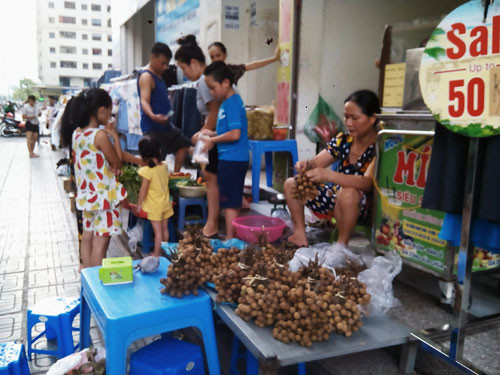 Tái diễn chợ 'cóc' tại khu chung cư