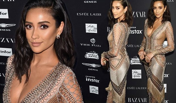 Người đẹp lai Shay Mitchell gợi cảm với váy ren xuyên thấu