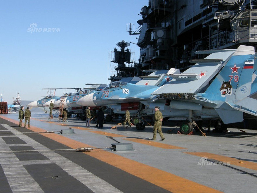 [ẢNH] Tiêm kích Su-33 xuất kích, Địa Trung Hải tăng nhiệt