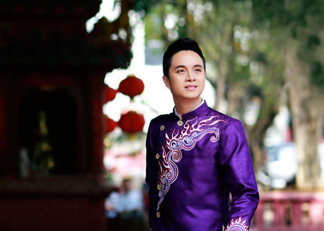 Nhật Tinh Anh bảnh bao trên phố ngày Tết