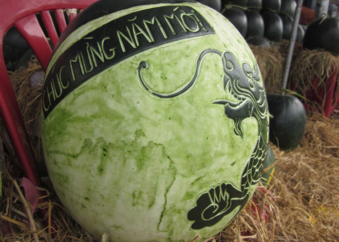 Dưa hấu khắc hình thần tài giá nửa triệu đồng