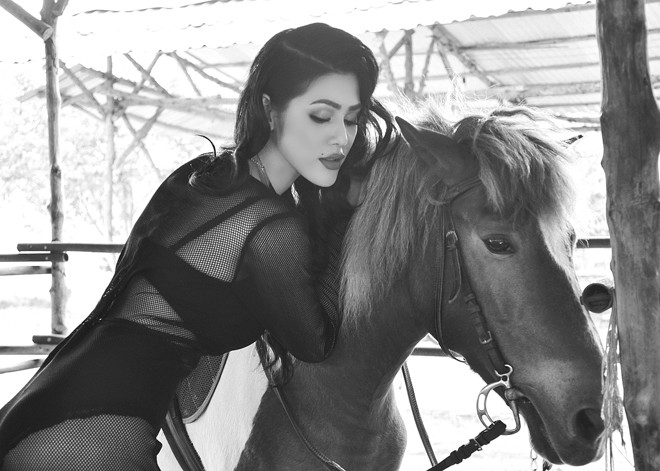 Maria Đinh Phương Ánh sexy trên lưng ngựa