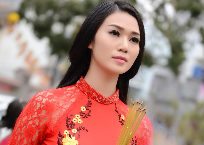 Khánh My diện áo dài đỏ rực rỡ lễ chùa đầu năm
