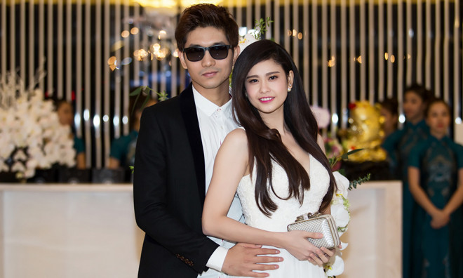 Tim và Trương Quỳnh Anh tay trong tay dự sự kiện.