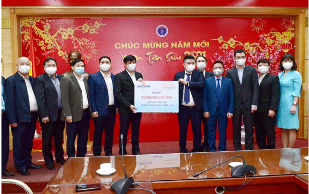 Ông Nguyễn Đức Thụy, đại diện cổ đông lớn của Thaiholdings và Ngân hàng Bưu điện Liên Việt trao 21 tỷ đồng mua vaccine ngừa COVID – 19 cho Bộ trưởng Y tế Nguyễn Thanh Long.