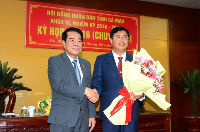 Trưởng Ban Dân nguyện của Quốc hội Dương Thanh Bình (bên phải) chúc mừng Bí thư Tỉnh ủy, tân Chủ tịch HĐND tỉnh Cà Mau Nguyễn Tiến Hải. Ảnh: Cổng TTĐT tỉnh Cà Mau