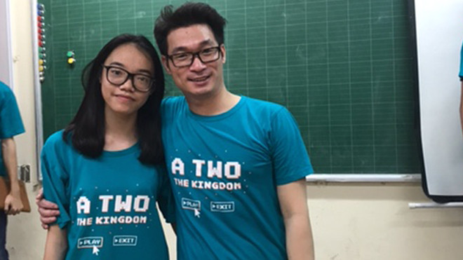 Trần An Khanh (trái) chụp cùng với thầy giáo chủ nhiệm