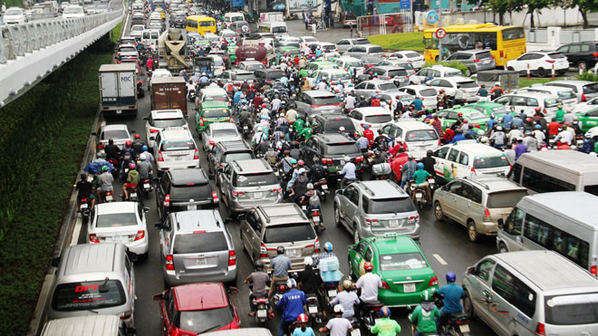 Cửa ngõ sân bay Tân Sơn Nhất kẹt cứng vì… 2 xe chết máy