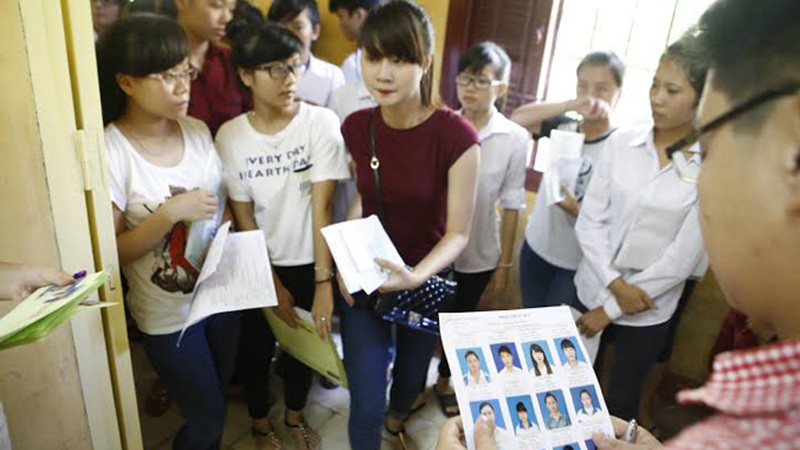 Thí sinh đến làm thủ tục dự thi sáng 3/7 tại Hà Nội. Ảnh: Như Ý