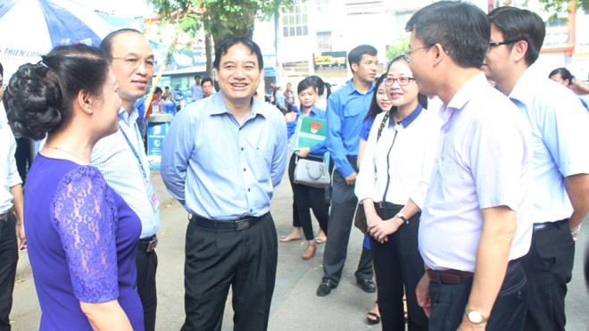 Anh Nguyễn Đắc Vinh, Bí thư thứ Nhất T.Ư Đoàn trao đổi với lãnh đạo Trường ĐH Thủy Lợi.